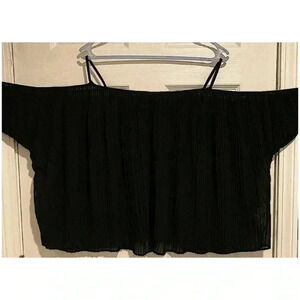 Forever 21 Women's Crop Top Size Medium (black)